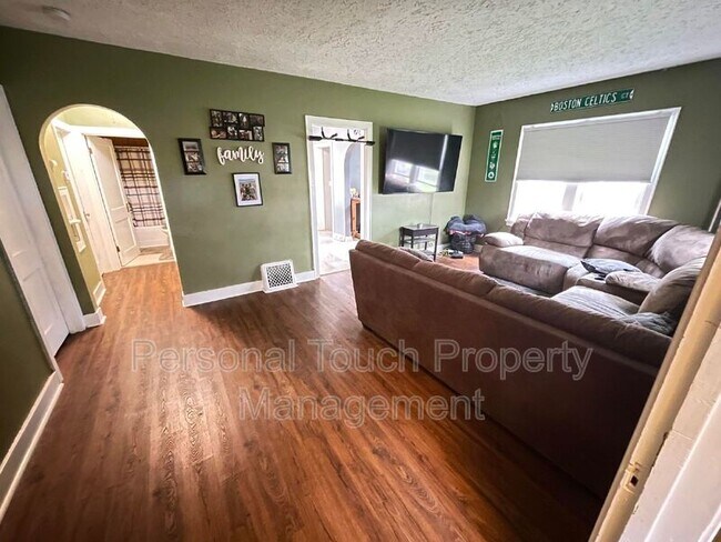 Photo - 817 College St N House