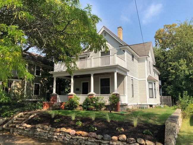 Building Photo - 552 Union St SE Unit 2