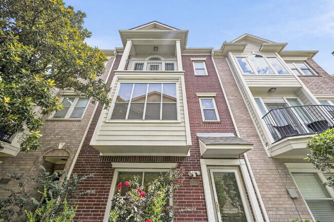 Photo - "Chic Urban Living: Spacious 2-Bed, 2-Bath Townhouse in Houston's Heart!" Unit B