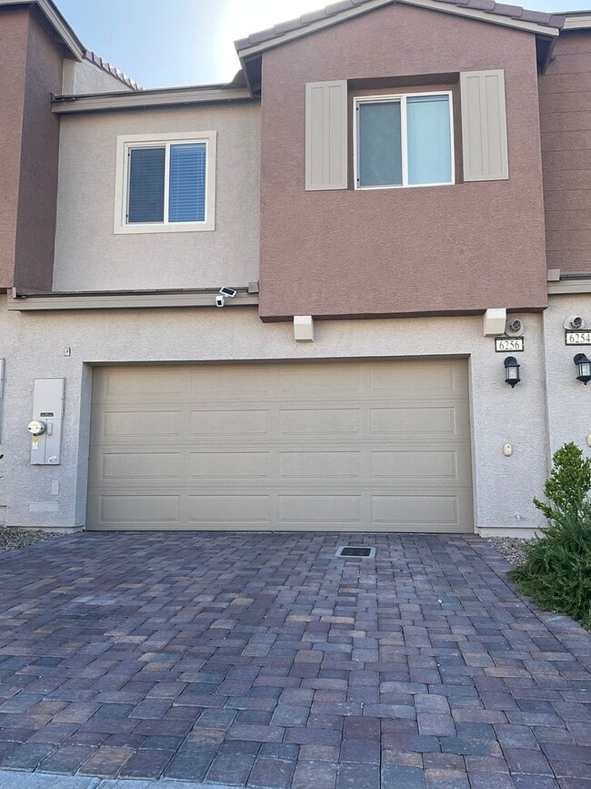Building Photo - 3-bedroom townhome, 2cg, gated community