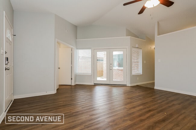 Photo - 4005 Bond St