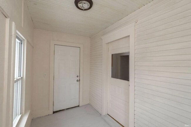 Photo - 914 W 6th St