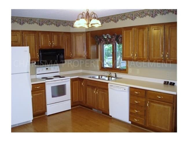 Photo - 4 BEDROOM, 2 BATH HOME IN EAST SIOUX FALLS! DOUBLE ATTACHED GARAGE! FENCED IN BACKYARD!