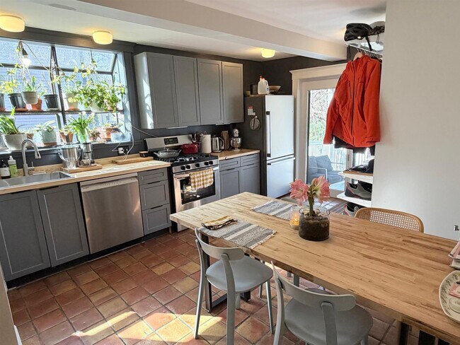 Building Photo - 140 Larch Rd Unit 1