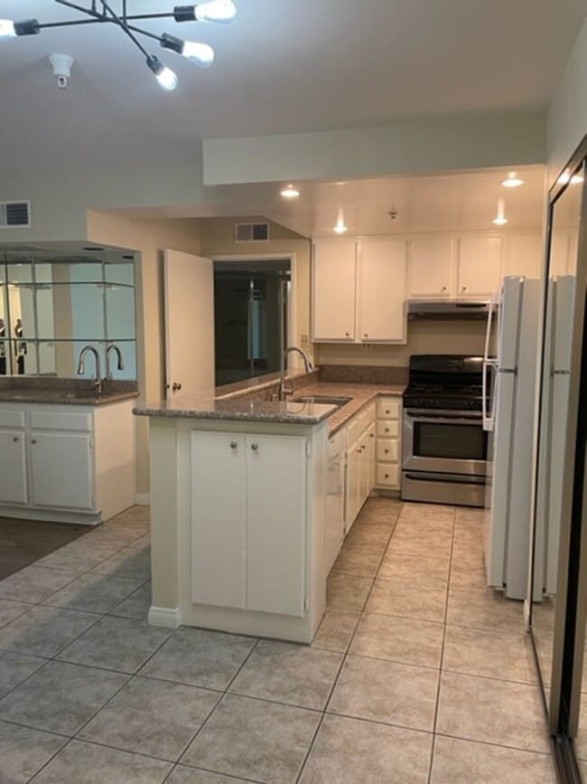 Photo - 1 Bedroom, 1 Bathroom North Hollywood Condominium for Lease! Unit 102