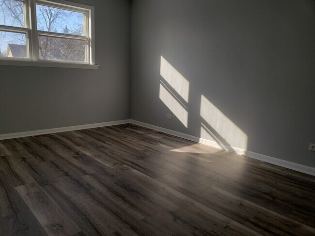 Photo - 220 W Oneida Ave