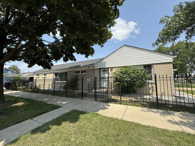 Building Photo - 1700 N 14th Ave Rental