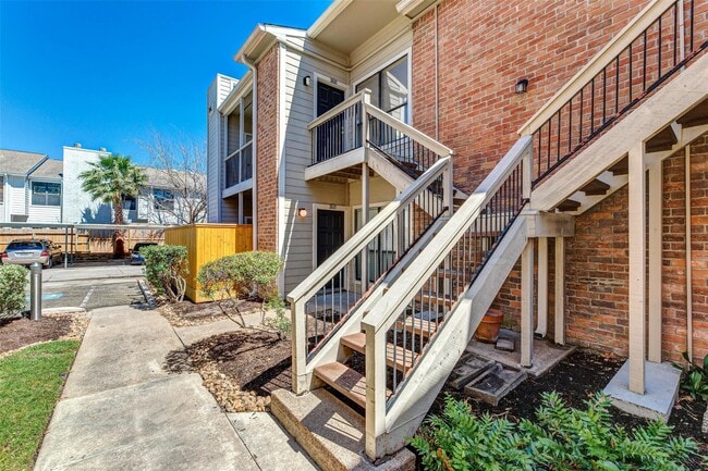 Building Photo - 2001 Bering Dr Unit 8D