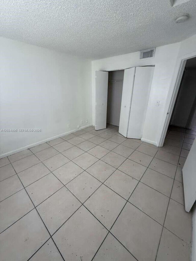 Building Photo - 6921 Pembroke Rd Unit 6927