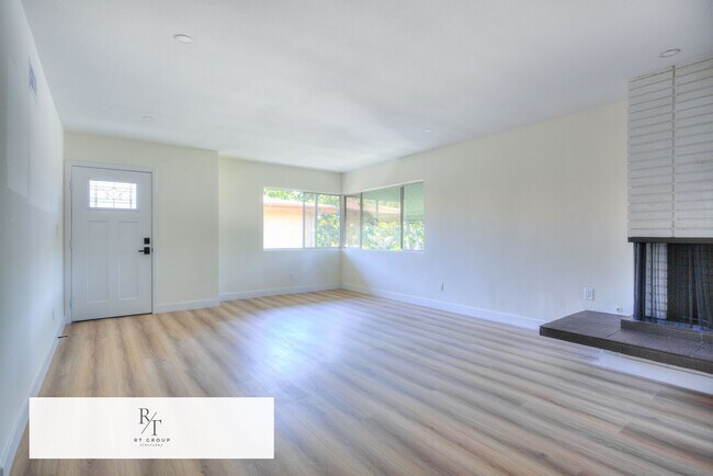 Photo - Fully Upgraded Spacious 3-Bedroom Unit in Prime Arcadia Location