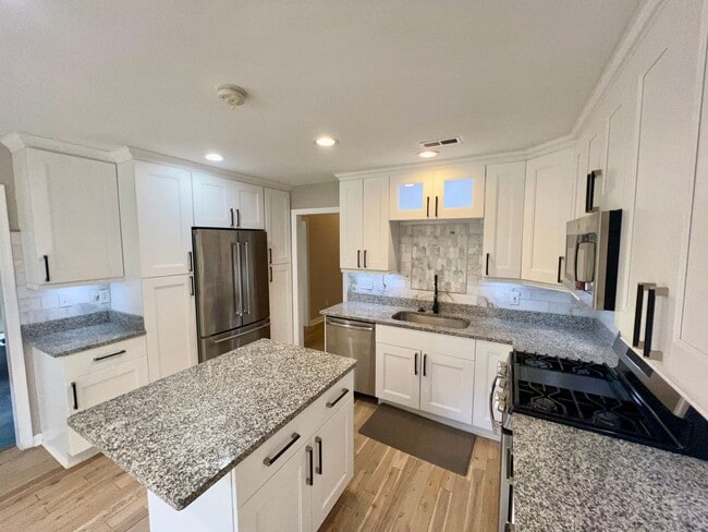 Photo - 412 Oxburgh Pl