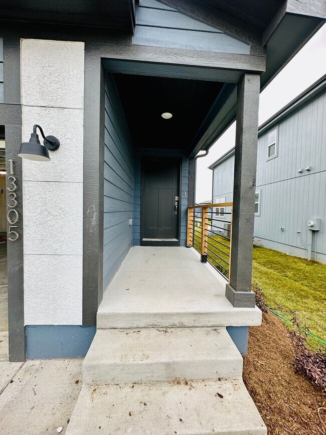 Photo - {13305} New Construction 1.5 Story in Beau...