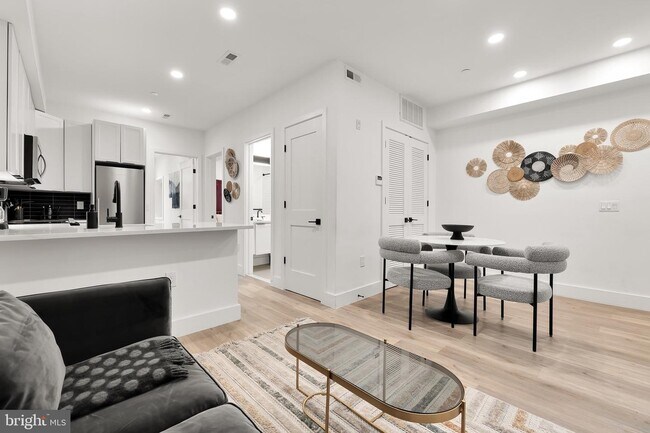 Photo - 3817 14th St NW Unidad 1