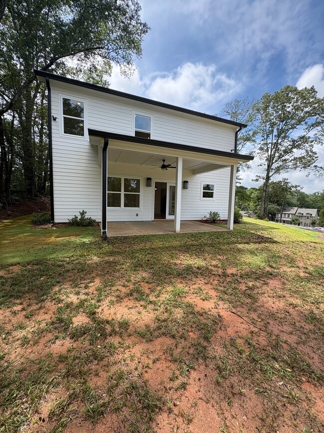 Photo - 180 Llewellyn St