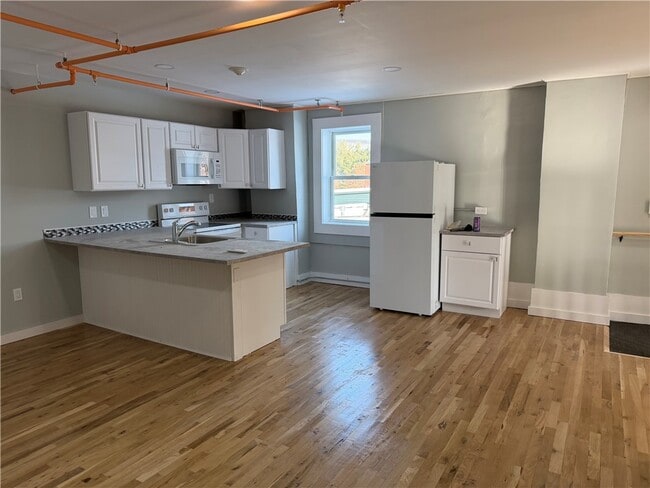 Photo - 123 W Market St