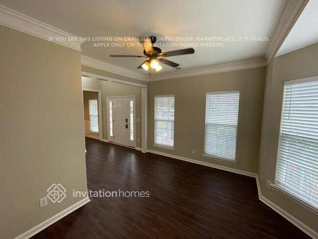 Photo - 578 Lansfaire Ave NW