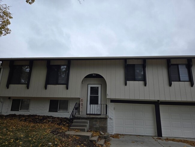 Building Photo - Millard 4 bed 2.5 bath, 2 car garage, fenc...