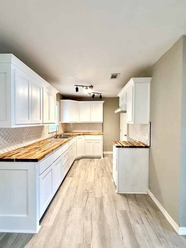 Photo - 404 Ash St NW