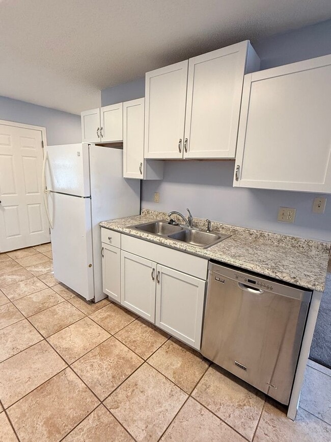 Photo - 2 Bedroom Duplex Near City Park – Alley Access & Off-Street Parking