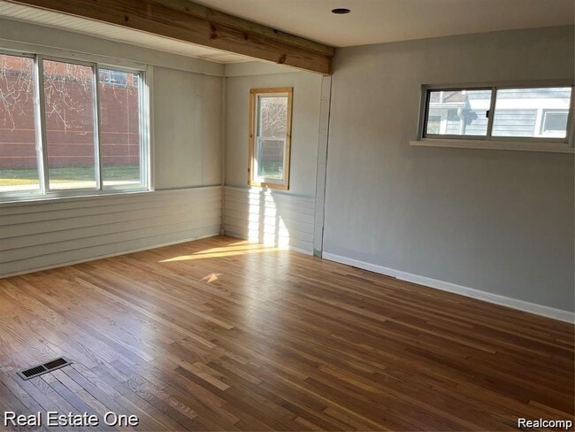 Photo - 371 E Oakridge Ave