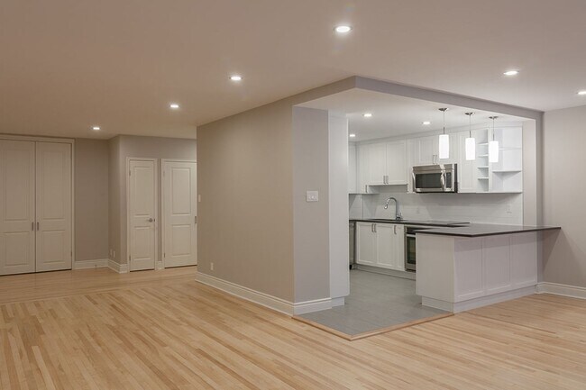 Building Photo - 3495 Rue de la Montagne Unit 501