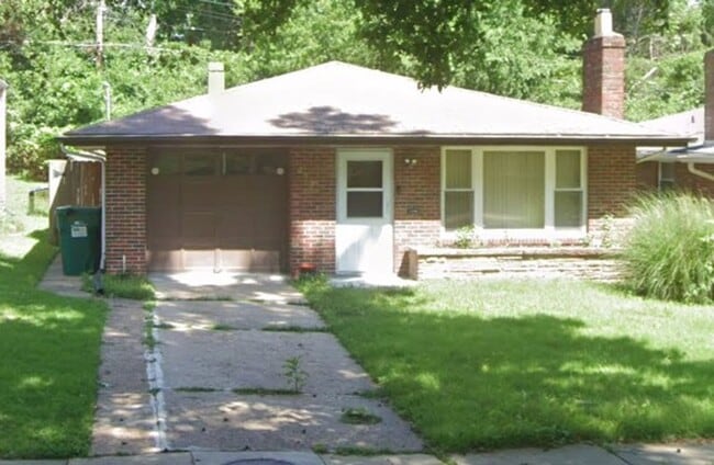 Building Photo - Beautiful brick 2 bed in Greendale