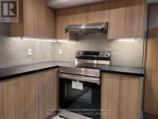 Photo - 920 Stonehaven Ave