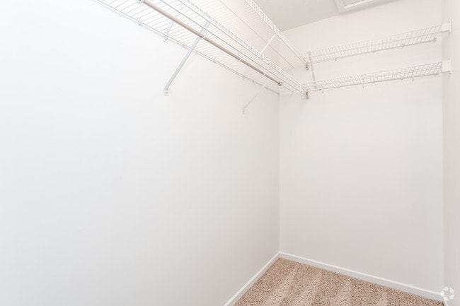 2BR, 2BA - Sandpiper/885 SF - Walk-In Closet