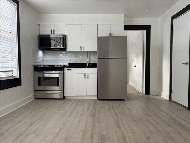 Building Photo - 1947 Madison St Unit 4