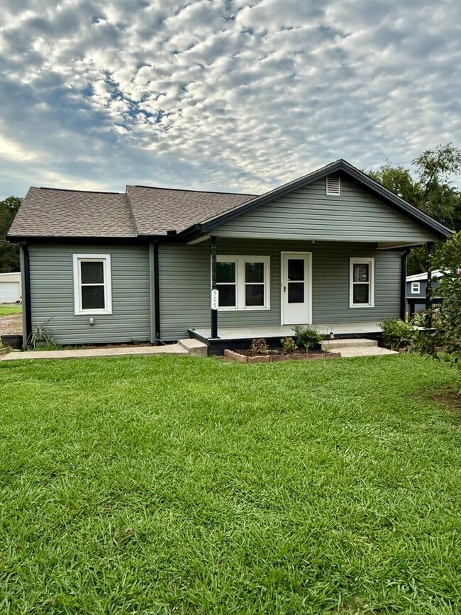 Building Photo - Maryville 37801 - One-level, 3 bedroom, 1.... Rental