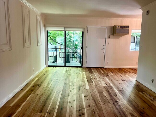 2520 North Beachwood Drive Unit 6