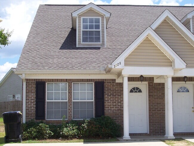 Building Photo - SPACIOUS 3BR/3BA TOWNHOME WITH ALL THE EXTRAS
