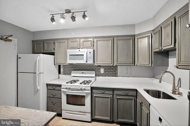 kitchen1 - 1300 Army Navy Dr Unit 529