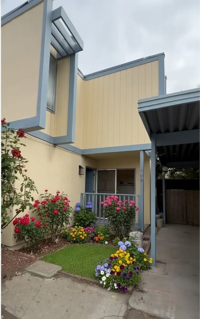 Building Photo - Great 2 story 3bd/1.5 bath townhome