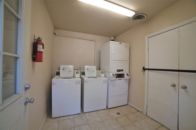 Building Photo - 803 W 28th St