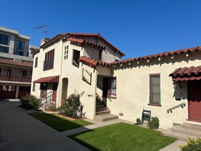 Building Photo - 1859 Kelton Ave Unit 1861.5