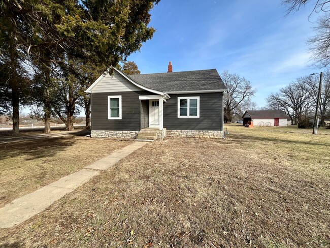 3 Bed | 1 Bath | House | 2.5 Acres - 3 Bed | 1 Bath | House | 2.5 Acres