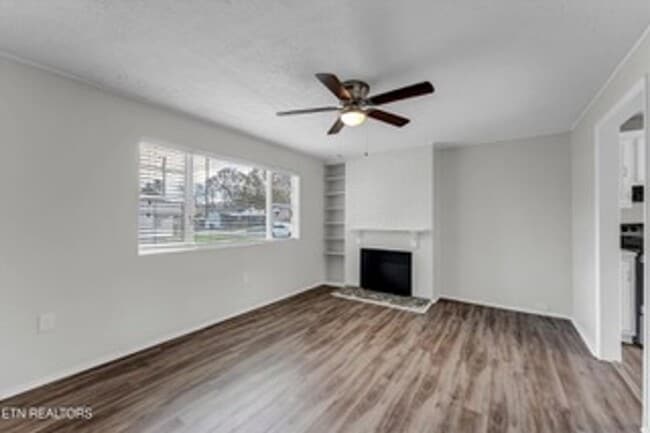 Photo - Oak Ridge 37830 - 2 bed 1 bath apartment - call Kathy Leveille 865-556-0370