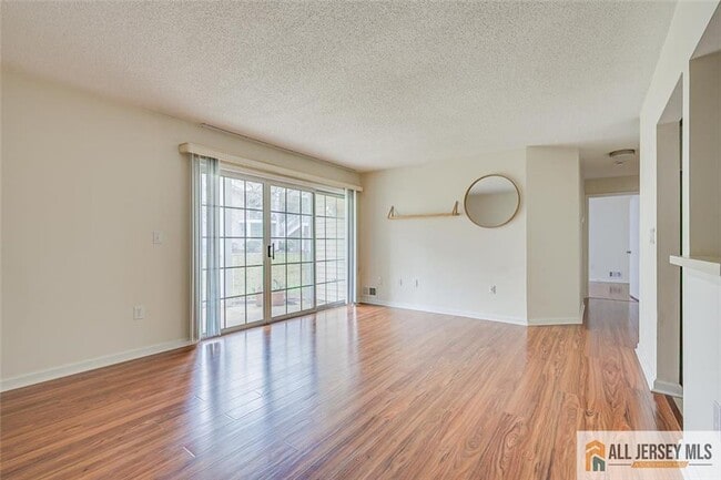 Photo - 69 Amberly Ct Unidad 165