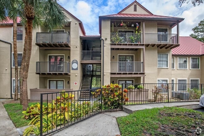 Building Photo - Newly Renovated Ground Floor Condo in Gate... Unit 106