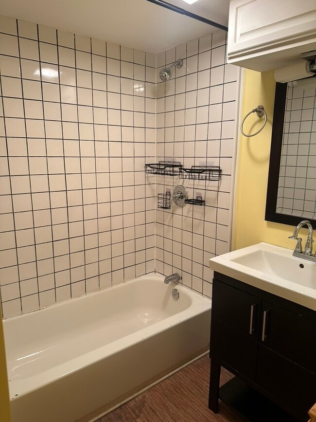 Bañera/ducha - 3405 NE Ainsworth St