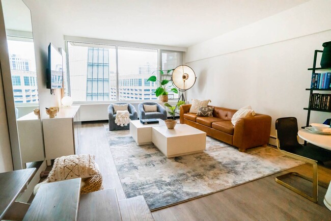 Building Photo - 21 E Chestnut Rental