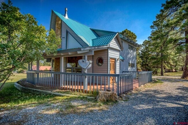Building Photo - 3 Bedroom 2 Bath Home w/ Detached Garage ...
