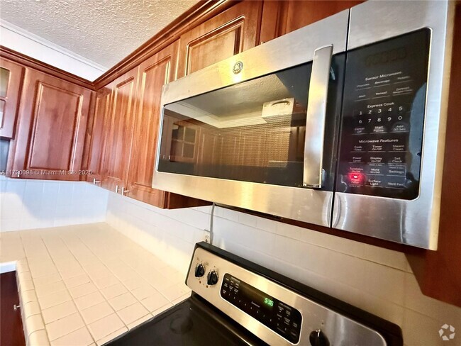 Building Photo - 3660 NE 166th St Unit 516 Rental