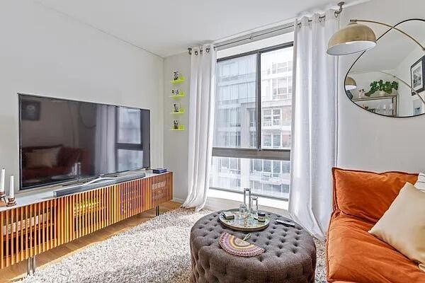 Building Photo - 445 W 19th St Rental