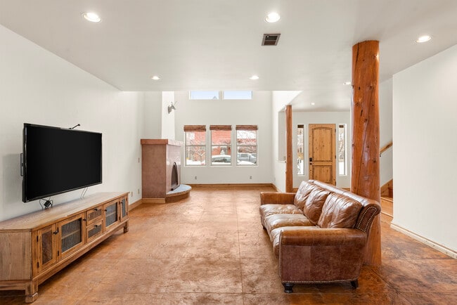 Photo - 211 Juniper Ct