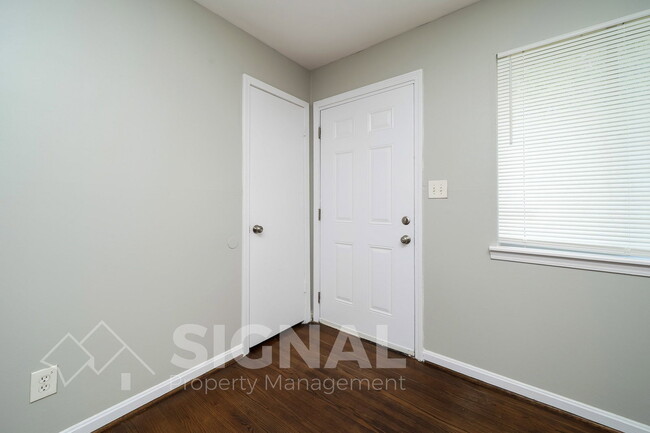 Photo - 320 Argonne Dr NE