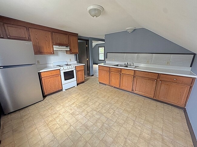 Building Photo - 404 Hartwell Ave Unit 2 Rental
