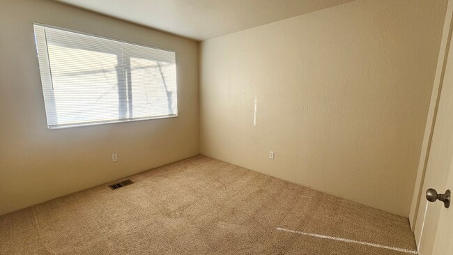 Photo - Townhome in 4-plex - near UNR - off street parking