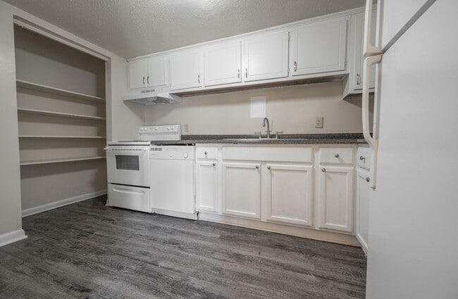 Building Photo - Coming Soon!  2 Bedroom Condo In CHAPEL HILL!